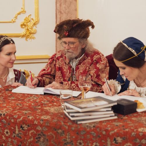 Šermiarsky majster Peter Koza podpisuje svoju knihu