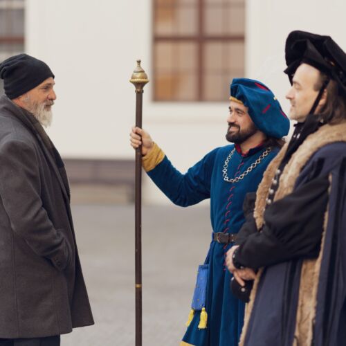 Renesanční páni v kostýmoch s hosťom