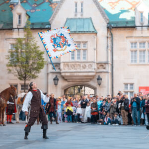 Zástavník s vlajkou na Primacionálnom námestí - Uhorská dáma a jazdec na koni - Bratislavské mestské dni 2026