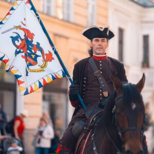 Jazdec so zástavou na koni - Bratislavské mestské dni 2026