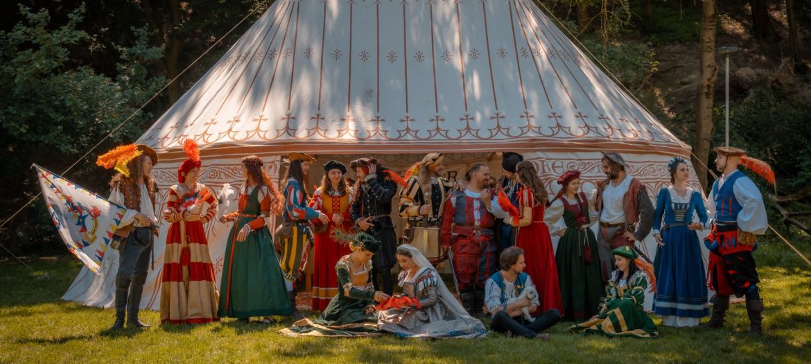 Dámy a páni v renesančných kostýmoch, členovia skupiny TOSTABUR