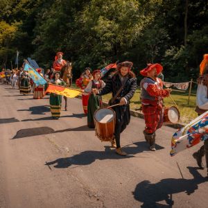 Dámy a páni v renesančných kostýmoch, členovia skupiny TOSTABUR