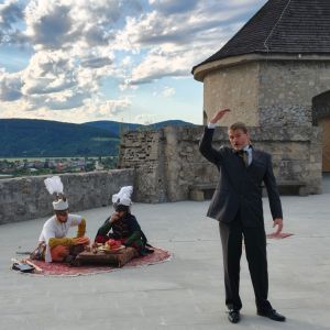 Členovia skupiny Tostabur ako účinkujúci na nočných prehliadkach na Trenčianskom hrade