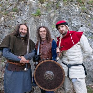 Členovia skupiny Tostabur ako účinkujúci na nočných prehliadkach na Trenčianskom hrade