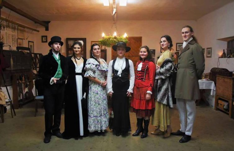 Šermiarske podujatie Menzúra 2018, dámy a páni v odevoch z 19teho storočia