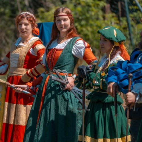 Renesančné dámy a páni v kostýmoch, podujatie Rytieri na Devíne, ktoré organizuje skupina TOSTABUR