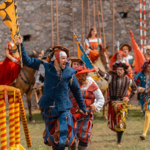 Renesančný rytiersky turnaj na koňoch na hrade Devín, ktoré organizuje skupina TOSTABUR