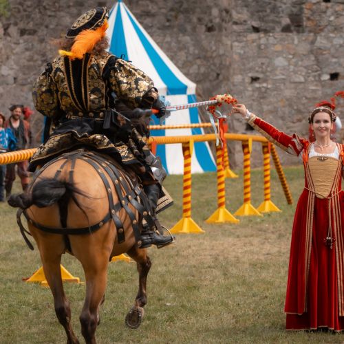 Renesančný rytiersky turnaj na koňoch na hrade Devín, ktoré organizuje skupina TOSTABUR