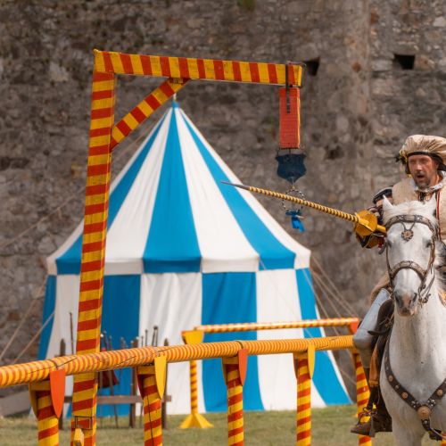 Renesančný rytiersky turnaj na koňoch na hrade Devín, ktoré organizuje skupina TOSTABUR