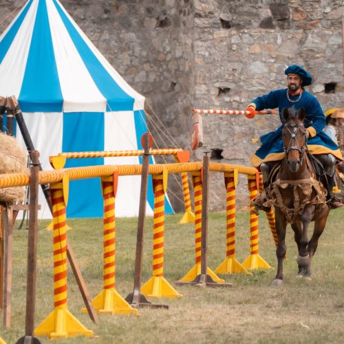 Renesančný rytiersky turnaj na koňoch na hrade Devín, ktoré organizuje skupina TOSTABUR