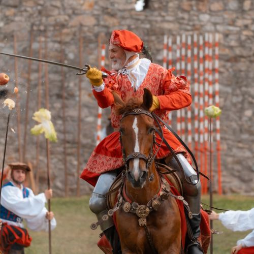 Renesančný rytiersky turnaj na koňoch na hrade Devín, ktoré organizuje skupina TOSTABUR