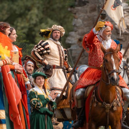 Renesančný rytiersky turnaj na koňoch na hrade Devín, ktoré organizuje skupina TOSTABUR