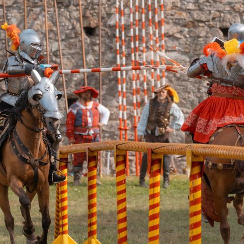 Renesančný rytiersky turnaj na koňoch na hrade Devín, ktoré organizuje skupina TOSTABUR