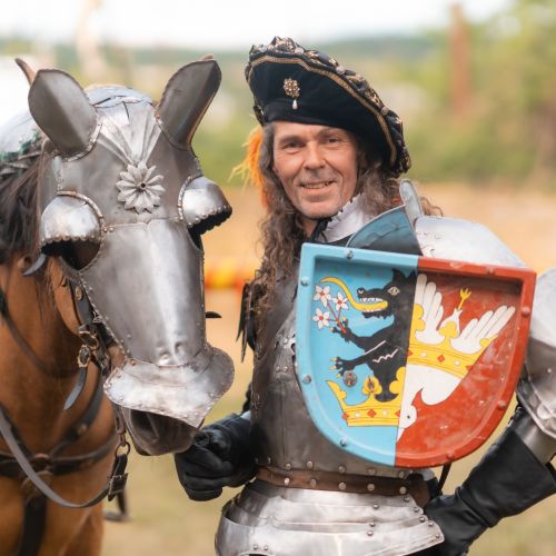 Renesančný rytiersky turnaj na koňoch na hrade Devín, ktoré organizuje skupina TOSTABUR