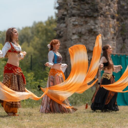 Podujatie Rytieri na Devíne, šermiarska skupina TOSTABUR, orientálne tance